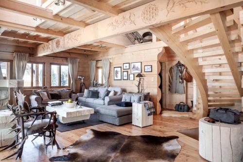 ポロニンにあるLuxury Chalet Villa Gorskyの木製の天井のリビングルーム(家具付)