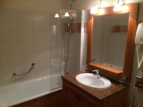 a bathroom with a sink and a shower with a mirror at Les Arcs 1950 - appartement 6 pers. in Arc 1950