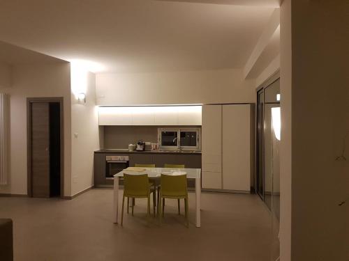 サレルノにあるArechi Loftのキッチン(テーブル、椅子付)
