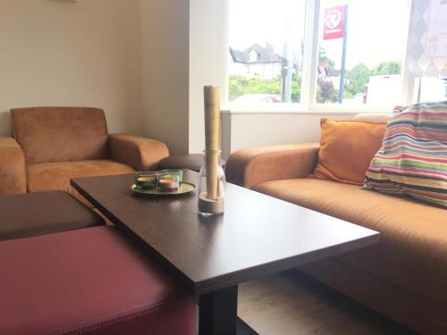 a living room with a coffee table and a couch at Penny Farthing Hotel & Cottages in Lyndhurst