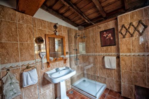 a bathroom with a sink and a bath tub at Hotel Rural Senderos de Abona in Granadilla de Abona