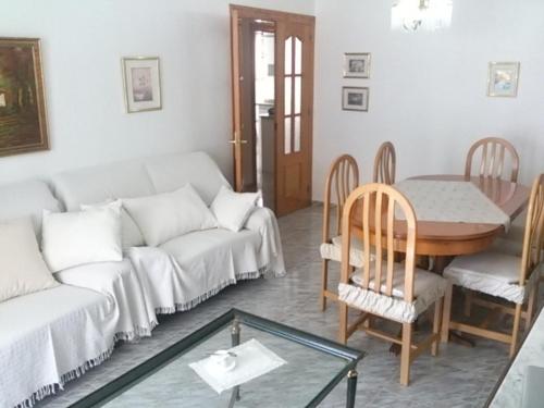 una sala de estar con un sofá y una mesa en Casa Paqui, en Carboneras