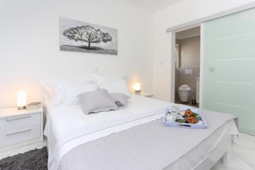 En eller flere senge i et værelse på Villa Dalmatian