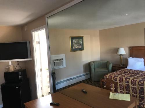 Ένα ή περισσότερα κρεβάτια σε δωμάτιο στο Capri Motel
