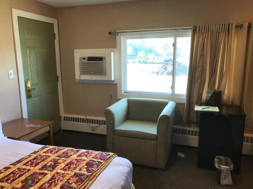 Ένα ή περισσότερα κρεβάτια σε δωμάτιο στο Capri Motel