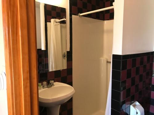 Ένα μπάνιο στο Capri Motel