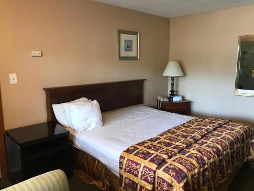 Ένα ή περισσότερα κρεβάτια σε δωμάτιο στο Capri Motel