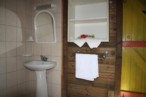 La salle de bains est pourvue d'un lavabo et d'une serviette blanche. dans l'établissement Gites "An-TIKAZ-La", à Trois-Rivières