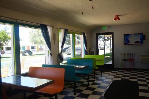 a living room filled with furniture and a blue floor at Retro Inn at Mesa Verde in Cortez