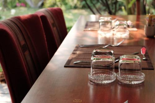 een houten tafel met glazen erop bij Risasinee Spa & Resort in Nan