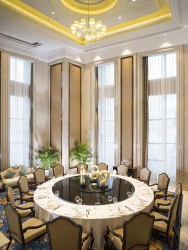 a large meeting room with chairs and a round table at Kunshan Jinling Hotel in Kunshan