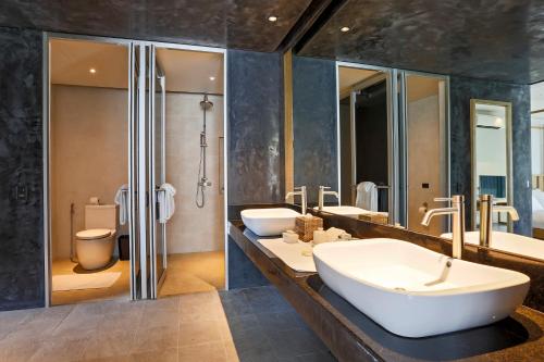 een grote badkamer met 2 wastafels en een douche bij Amorita Resort in Panglao