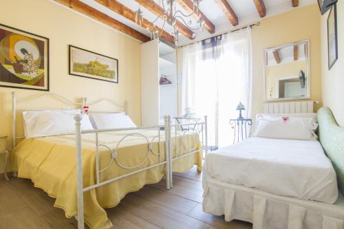 sypialnia z 2 łóżkami i oknem w obiekcie B&B Antico Cortile w Mediolanie