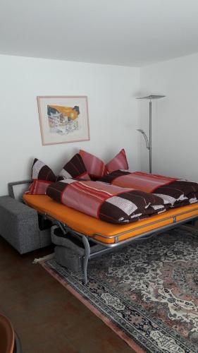 アローザにあるSonnmatt 1のソファ付きの客室内に大型ベッド1台が備わります。