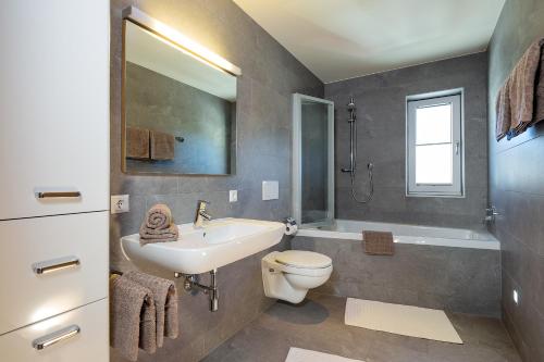 ein Badezimmer mit einem Waschbecken, einem WC und einer Badewanne in der Unterkunft Ferienraum Pfunds in Pfunds