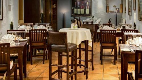 Restoran või mõni muu söögikoht majutusasutuses Hotel La Scala