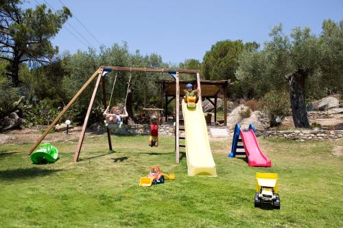un gruppo di bambini che giocano in un parco giochi di Spathies a Kalogria