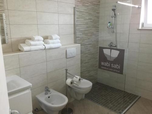 Et badeværelse på Wabi Sabi Resort & Apartments
