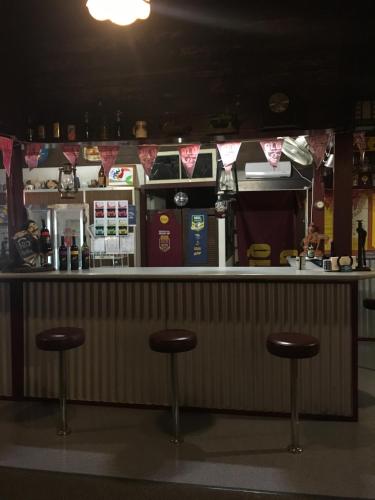 Ο χώρος του lounge ή του μπαρ στο Monto Colonial Motor Inn