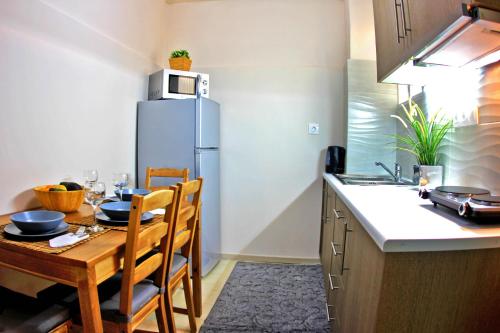 Kuchyňa alebo kuchynka v ubytovaní Renovated cozy apartment near to Acropolis