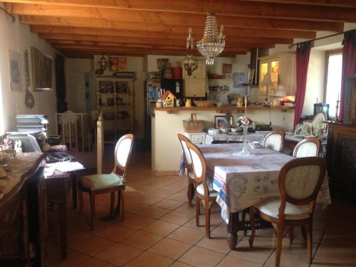 une salle à manger avec une table et des chaises et une cuisine dans l'établissement Jamou, à La Salvetat-sur-Agout