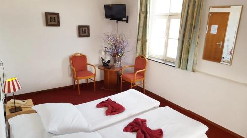 Een bed of bedden in een kamer bij Hotel de Kroon