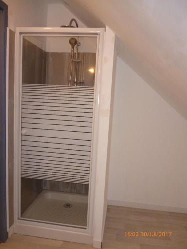 サン・マロにあるAppartercの鏡と窓(シャッター付)が備わる客室です。