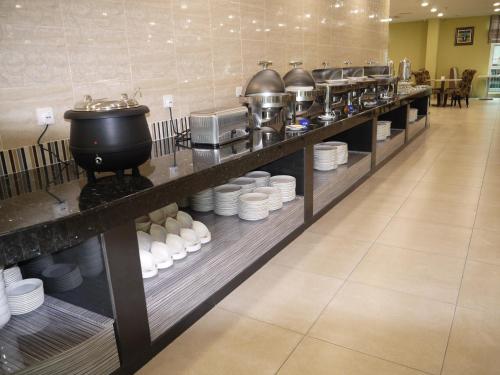 una linea a buffet con piatti, pentole e padelle di MidCity Hotel Melaka a Malacca