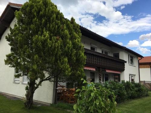 una casa con un árbol delante en Apartment Royal Bavaria, en Füssen