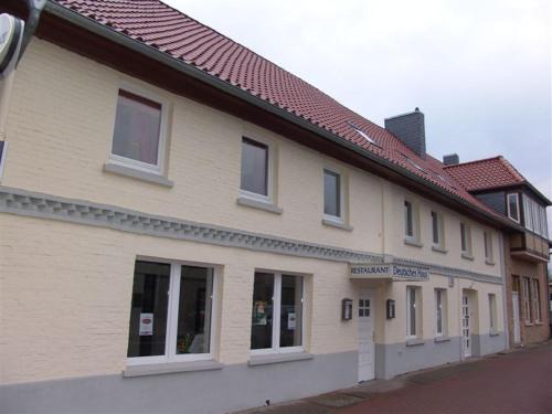 un edificio abbronzato con finestre su strada di Deutsches Haus ad Hannover