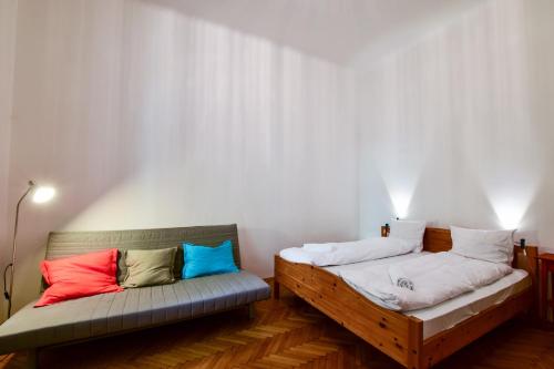 ブダペストにあるChess table - Lovely home on the shopping streetのベッド2台が隣同士に設置された部屋です。