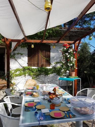 een tafel met eten onder een tent bij Villa Akwaba in Pyla-sur-Mer