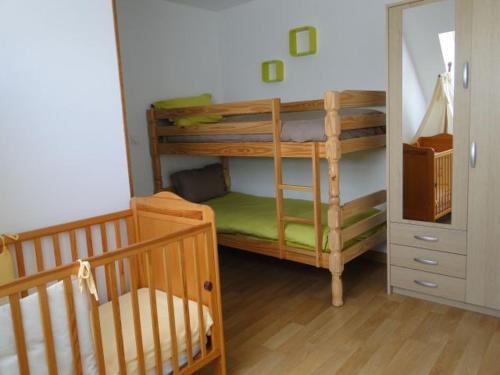 - une chambre avec 2 lits superposés et un miroir dans l'établissement Gite La Grange, à Morogues