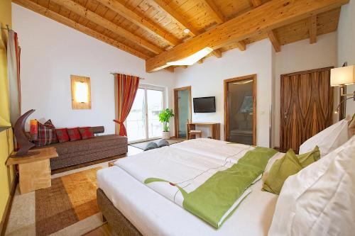 sypialnia z łóżkiem i salonem w obiekcie Greenhome Appartement w mieście Niedernsill