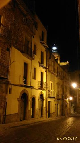 an old building on a street at night at L'ombelico del Monte - appartamenti in centro storico in Piazza Armerina
