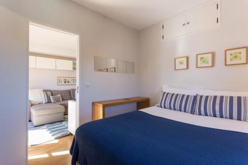 カスカイスにあるCasa do Largoのベッドルーム(青いベッド1台付)、リビングルーム