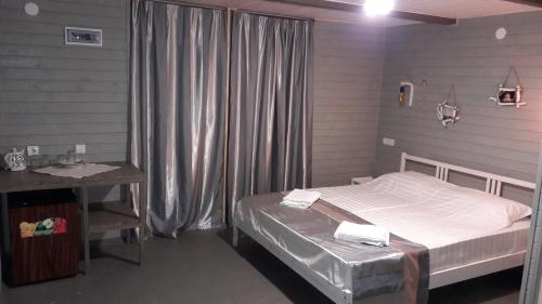 Una cama o camas en una habitación de Эко-комплекс Ахаца