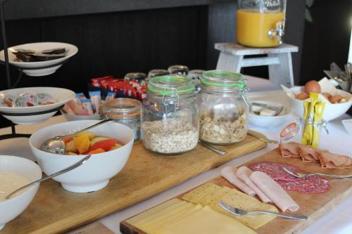 una mesa cubierta con tazones de alimentos y otros alimentos en Hotel restaurant Nederheide, en Milheeze