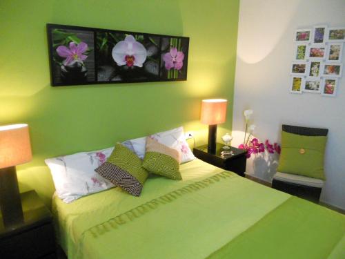 ロス・クリスティアーノスにあるBeach Houseの緑のベッドルーム(枕付きのベッド付)