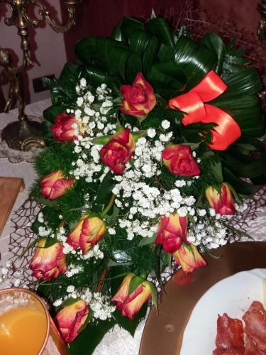 un mazzo di fiori su un tavolo di Lussuoso B&B a Palmi