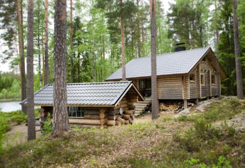 a log cabin in the middle of a forest at Pielppa Lodge in Orivesi