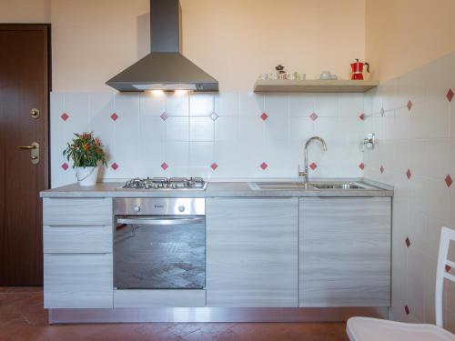 フィレンツェにあるApartments Florence - House in Florence Redの白いキャビネットとシンク付きのキッチン