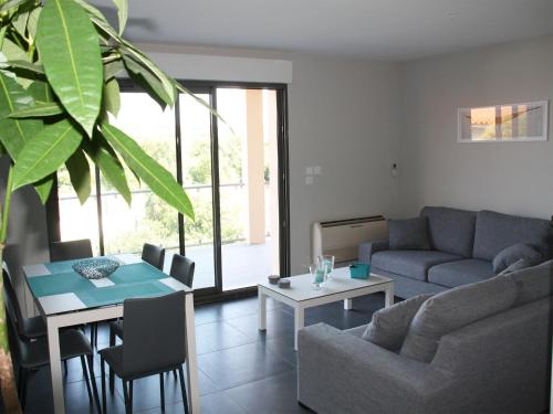 un salon avec un canapé et une table dans l'établissement Appartement Le Saint Nazaire - Les Balcons de la Cité, à Carcassonne