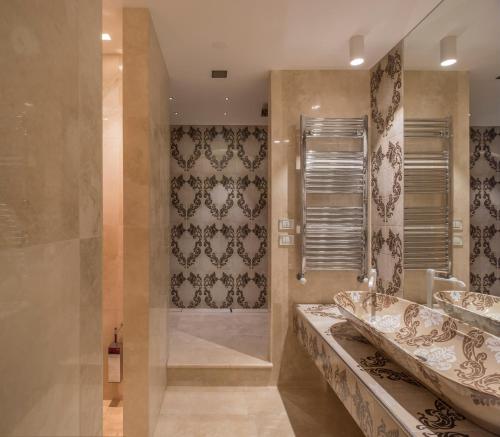 
A bathroom at Villa Neri Resort & Spa

