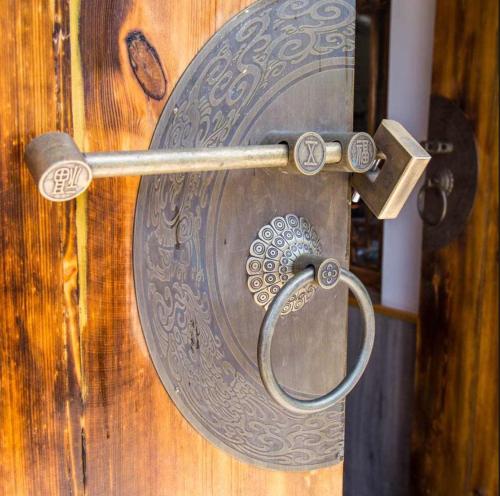 a metal door latch on a wooden door at Chez Ina & Jasee in Miyun