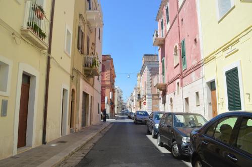 a city street with cars parked on the side of the road at Civico 20 Casa d'arte in Monopoli
