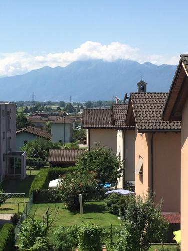 a view of a house with mountains in the background at Ristorante Campagna in Cugnasco