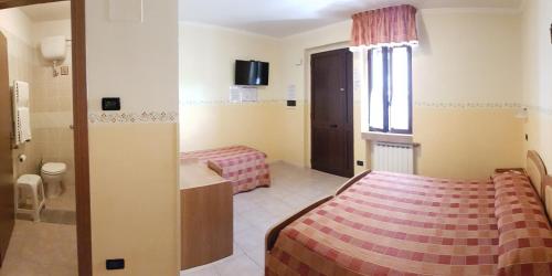 サン・ジョヴァンニ・ロトンドにあるAffittacamere La Madonninaのベッドとバスルーム付きのホテルルームです。