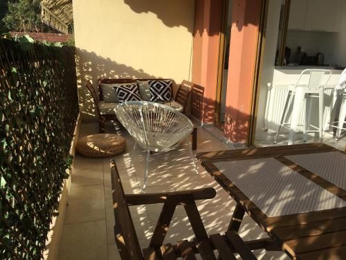 d'une table en verre et d'une chaise sur un balcon. dans l'établissement Amazing Studio Cannes Center, à Cannes