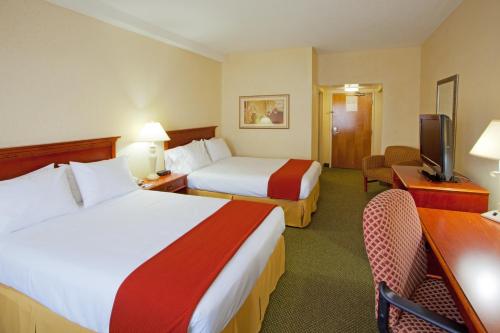 Säng eller sängar i ett rum på Holiday Inn Express Richmond-Mechanicsville, an IHG Hotel
